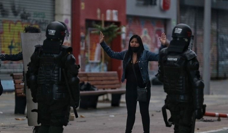 Prohíben uso de armas de fuego por parte de policías que intervengan en protestas