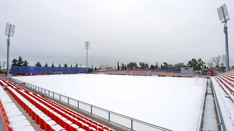 En Cantabria se encuentran cerrados tres puertos por la nieve: Lunada (CA-643), Estacas de Trueba (CA-631) y La Sía (CA-665).