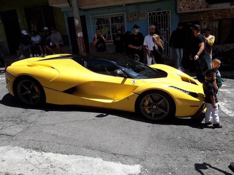 J Balvin llegó en su Ferrari al barrio de crianza en Medellín