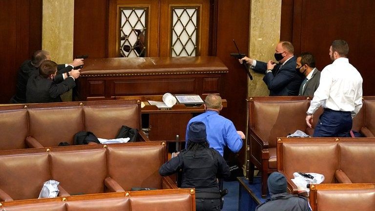 “La violencia nunca gana, y esta es la casa del pueblo”: vicepresidente Mike Pence