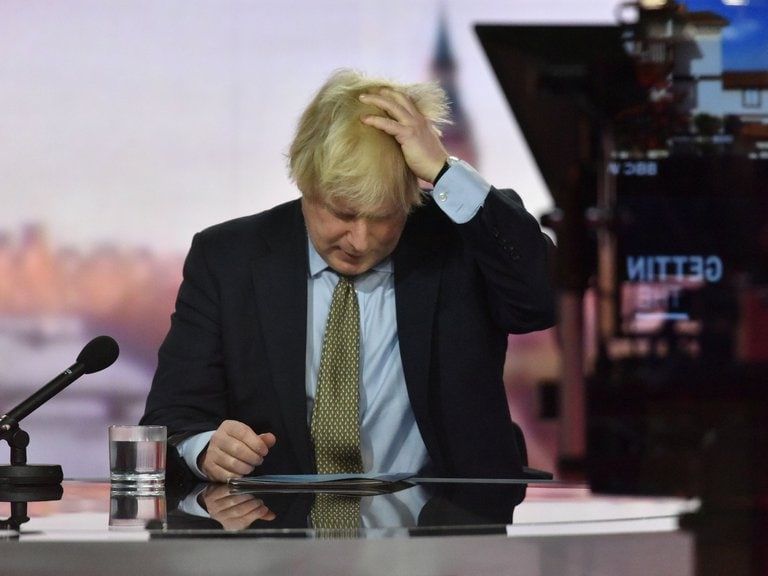 El primer ministro británico Boris Johnson advirtió este domingo que podrían decidirse en su país restricciones más severas para combatir la rápida progresión del nuevo coronavirus.