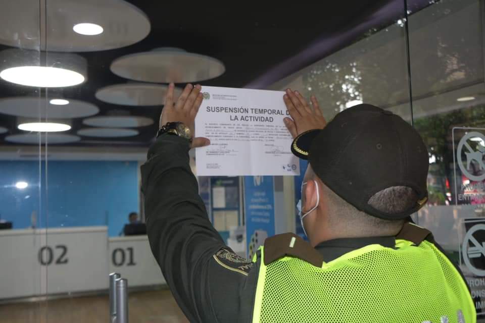 Autoridades cierran locales comerciales en Neiva.
