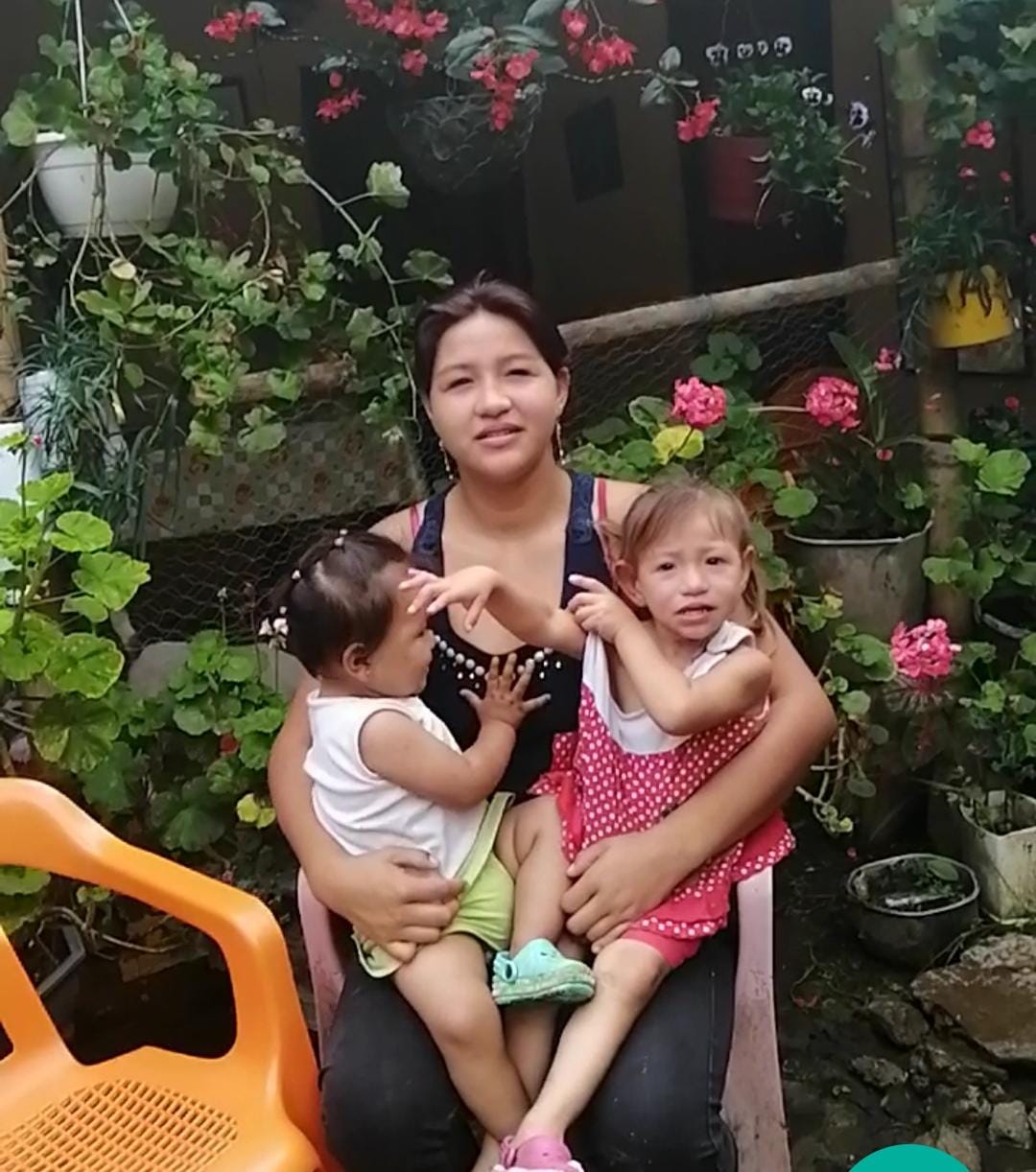 Mujer solicita ayuda para tratar la enfermedad de su hija