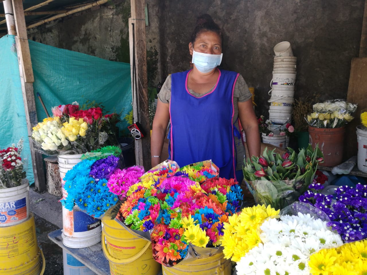 En vilo la venta de flores en el Cementerio Central