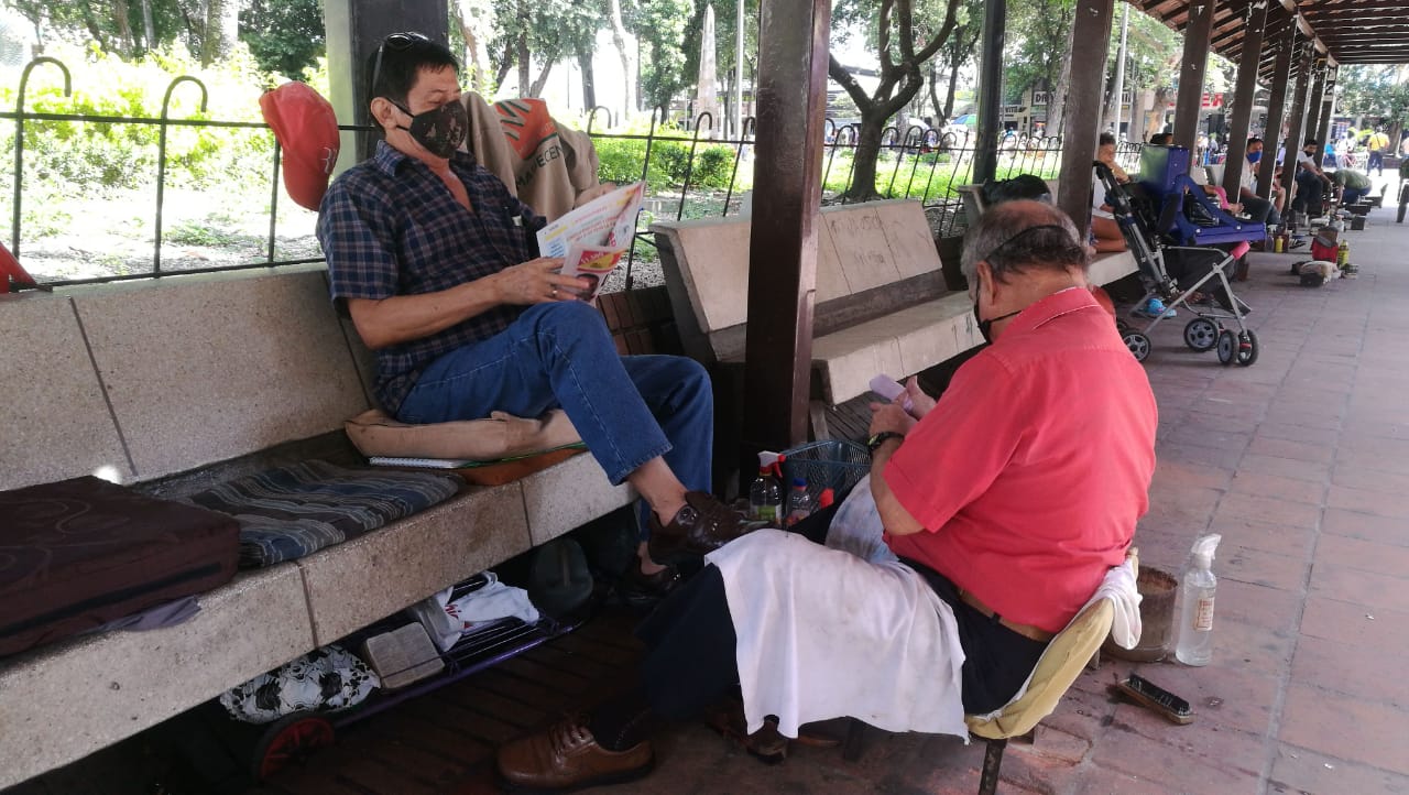 “En tiempos de política todos quieren pasar por acá”: lustrabotas