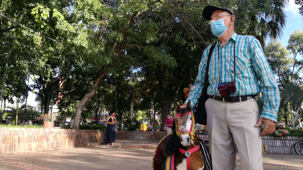 56 años retratando momentos en el centro de Neiva