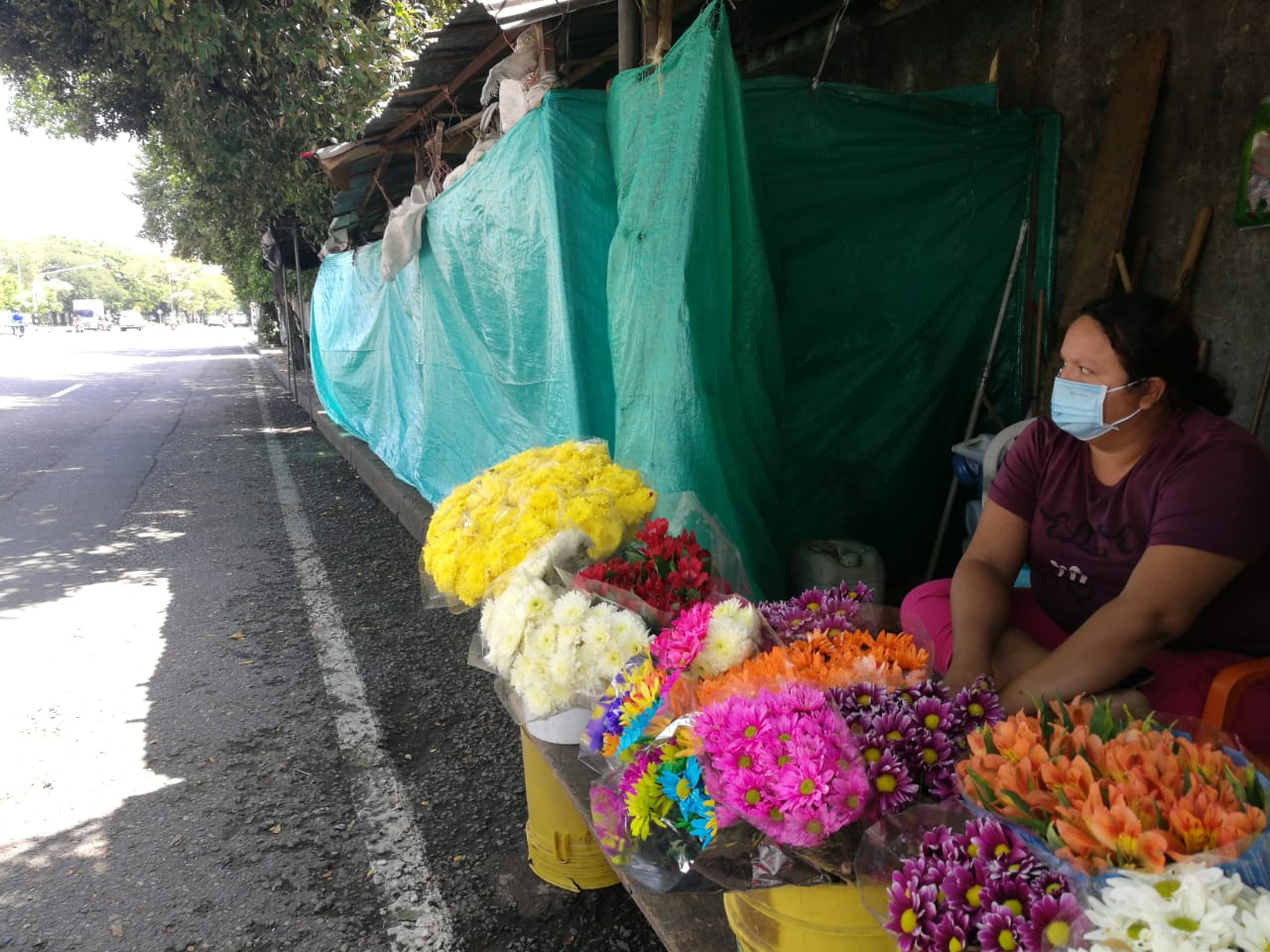 Con tres horas de trabajo a la semana, las floristas tienen que sobrevivir los siete días.
