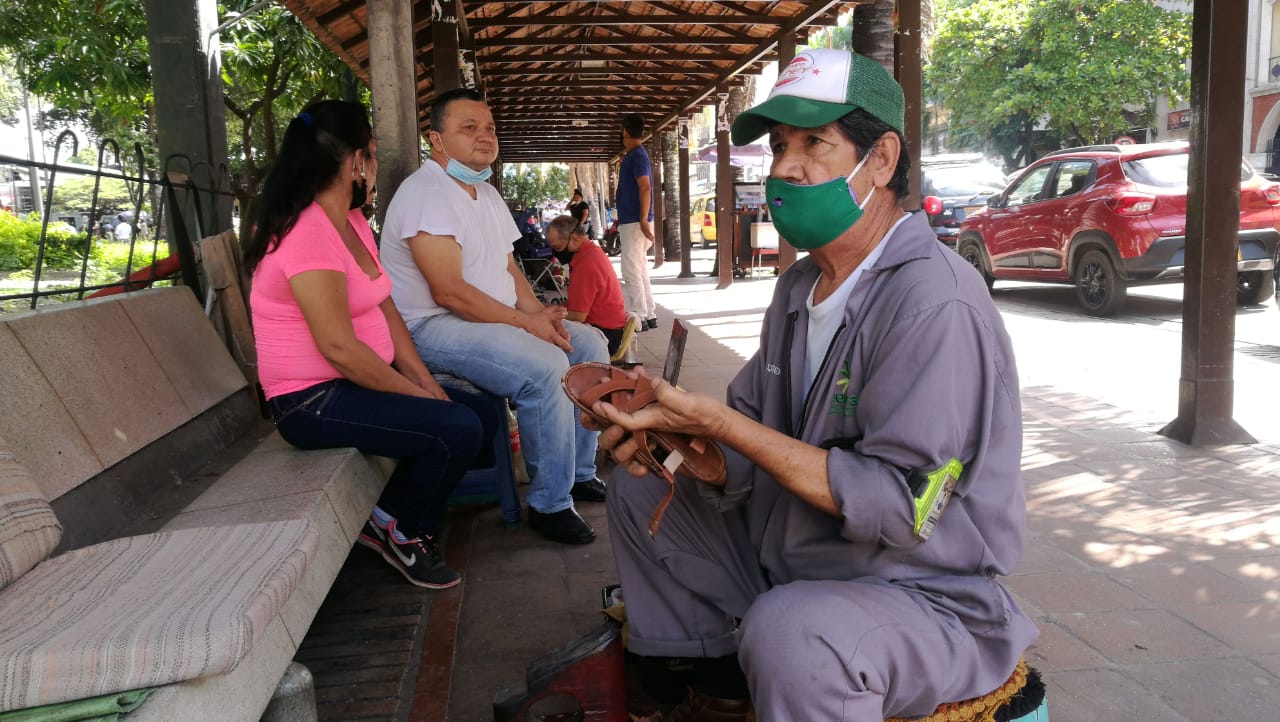 Cristóbal lleva más de una década embelleciendo el calzado de los transeúntes del centro de Neiva.