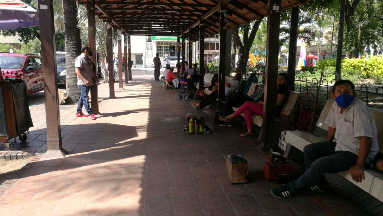 La pandemia dejó a los lustrabotas sin trabajo, por eso exigieron a sus clientes “políticos”, que no solo acudan al sitio en tiempos de campaña.