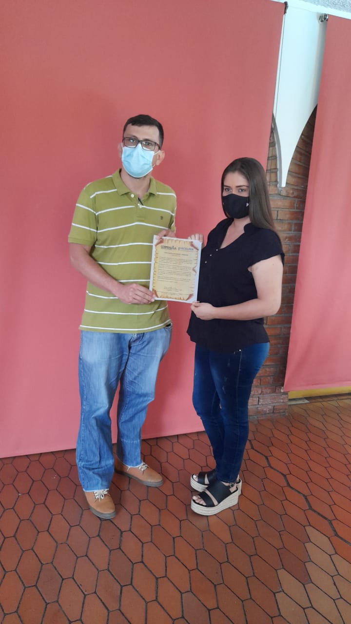 Oscar Gutiérrez, Presidente de Corpehuila y Catalina Durán, editora de esta Casa Editorial que ganó el premio en la categoría de prensa.