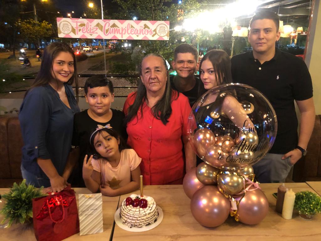 La cumpleañera junto con sus nietos Catalina, Sebastián, Isabela, Carlos, Valentina y Camilo.