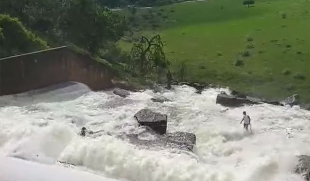 Rescatan a perro que quedó atrapado en una represa