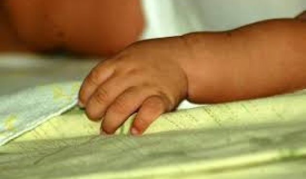 Un bebé murió al caerle crema de arroz hirviendo