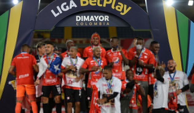 Multan a tres jugadores del América por insultar a Teófilo