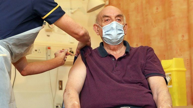 El NHS explicó que ya dispone de 520.000 dosis listas para ser distribuidas, y cientos de nuevos puntos de vacunación entrarán en funcionamiento esta semana, uniéndose a los 700 que ya están en operación. Foto: Getty Images