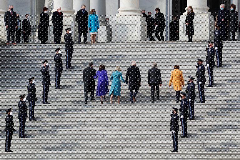 Joe Biden, Jill Biden, Kamala Harris, Doug Emhoff, Roy Blunt y Amy Klobuchar llegan a la inauguración (REUTERS/Mike Segar).