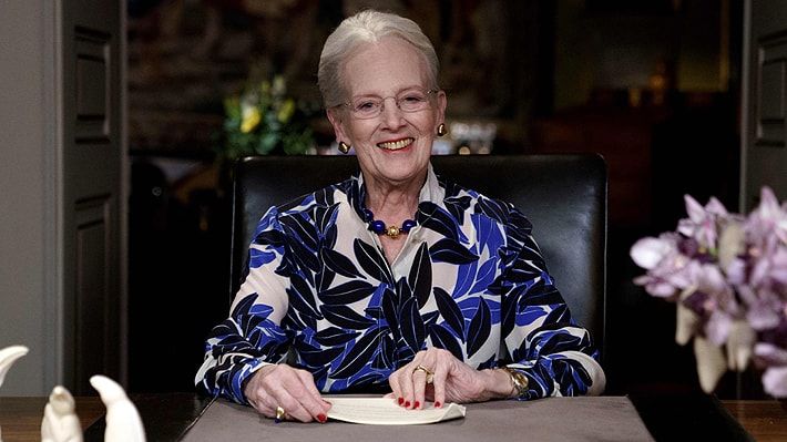 Reina de Dinamarca es la primera integrante de una familia real en vacunarse contra el covid-19