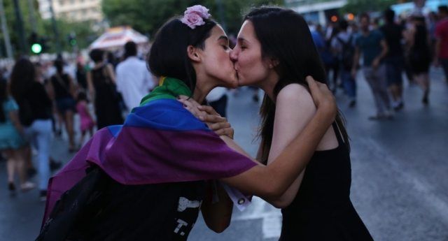 ‘Cónyuge’, ‘casada’ y ‘marido y mujer’ se pueden usar en parejas del mismo sexo