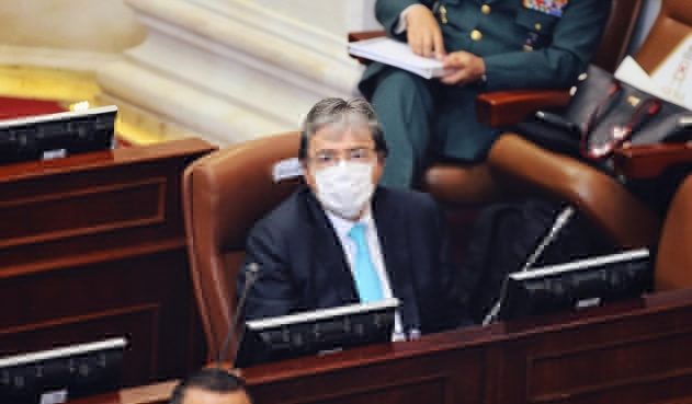 Ministro de Defensa está con ventilación mecánica en UCI