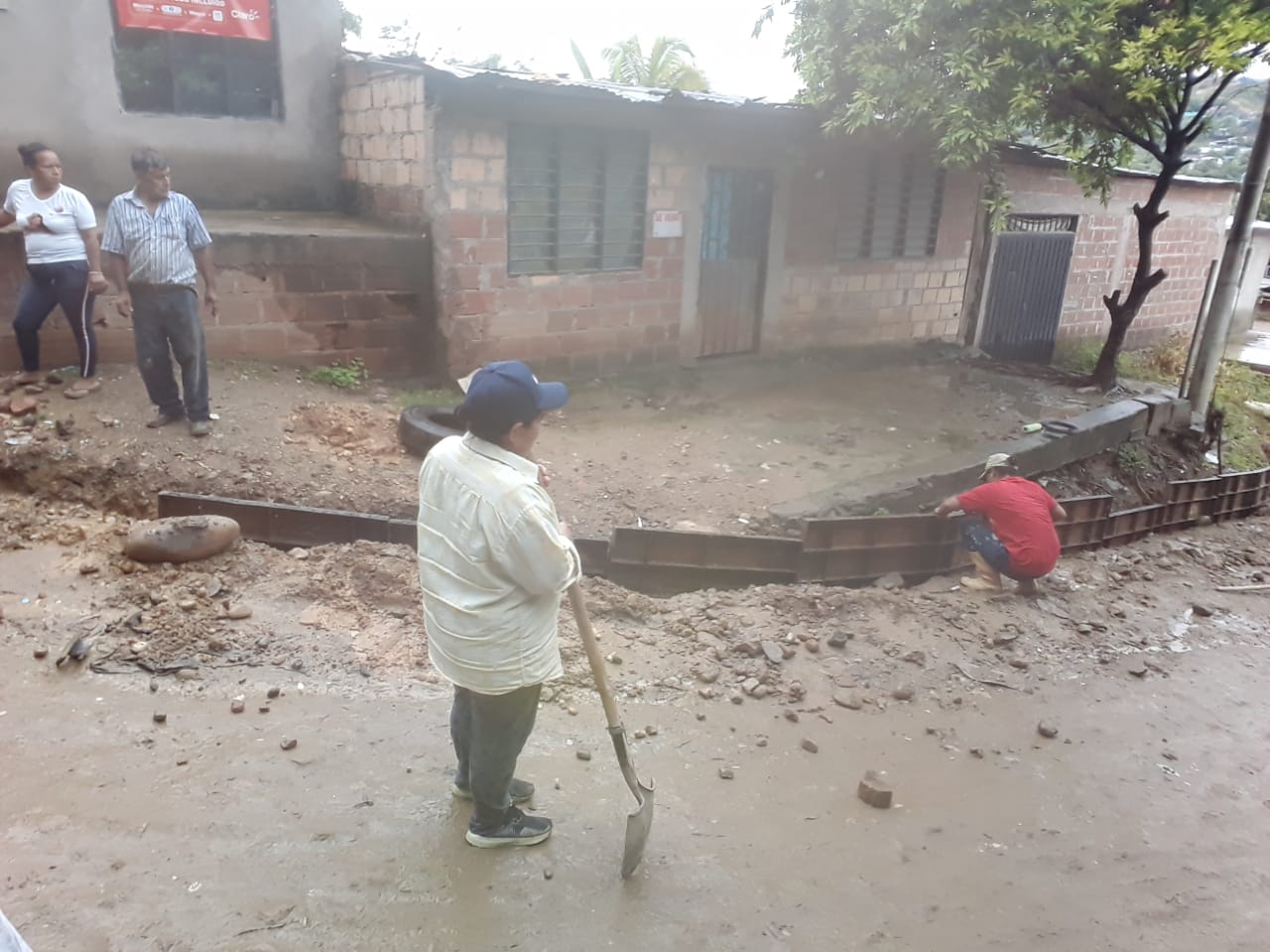 Habitantes de diferentes asentamientos trabajan en la pavimentación de sus calles