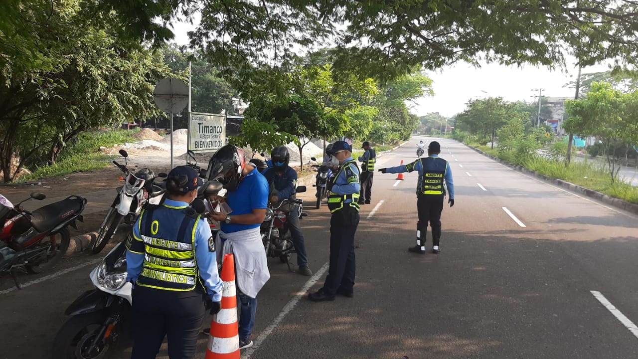 De manera déspota guardas de transito piden papeles de los vehículos.