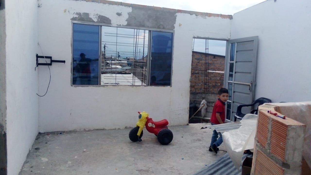 Con sus tres hijos, tuvo que salir Luz Andrea hacia donde un familiar a resguardarse de las inclementes lluvias de Pitalito.