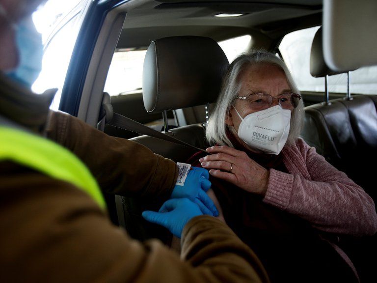 Para poder recibir la vacuna en estos supermercados, los mayores de 65 años deben pedir una cita previa.