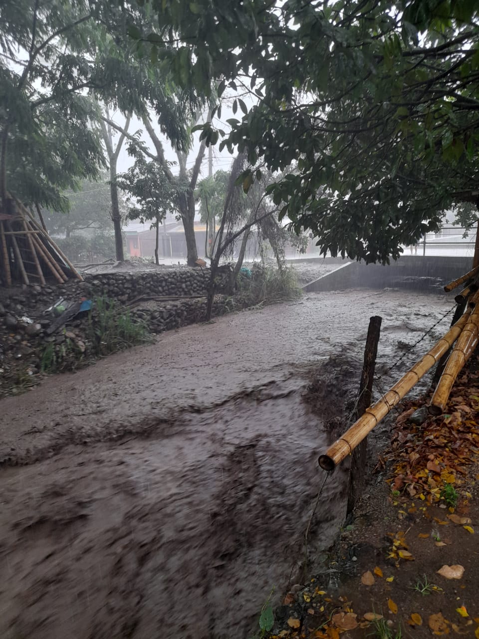 Vías inundadas y ríos desbordados es el escenario que vive Tarqui y La Plata.