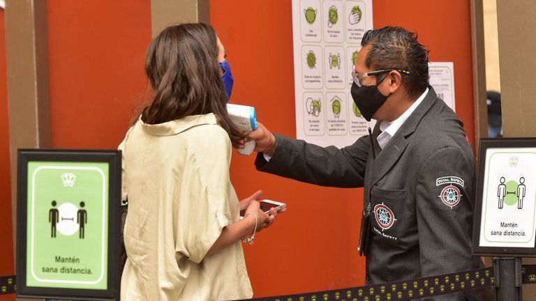 De ese modo, se contabilizan actualmente 3,400 camas libres en total, 2,600 camas generales y 382 camas con ventilador disponibles.