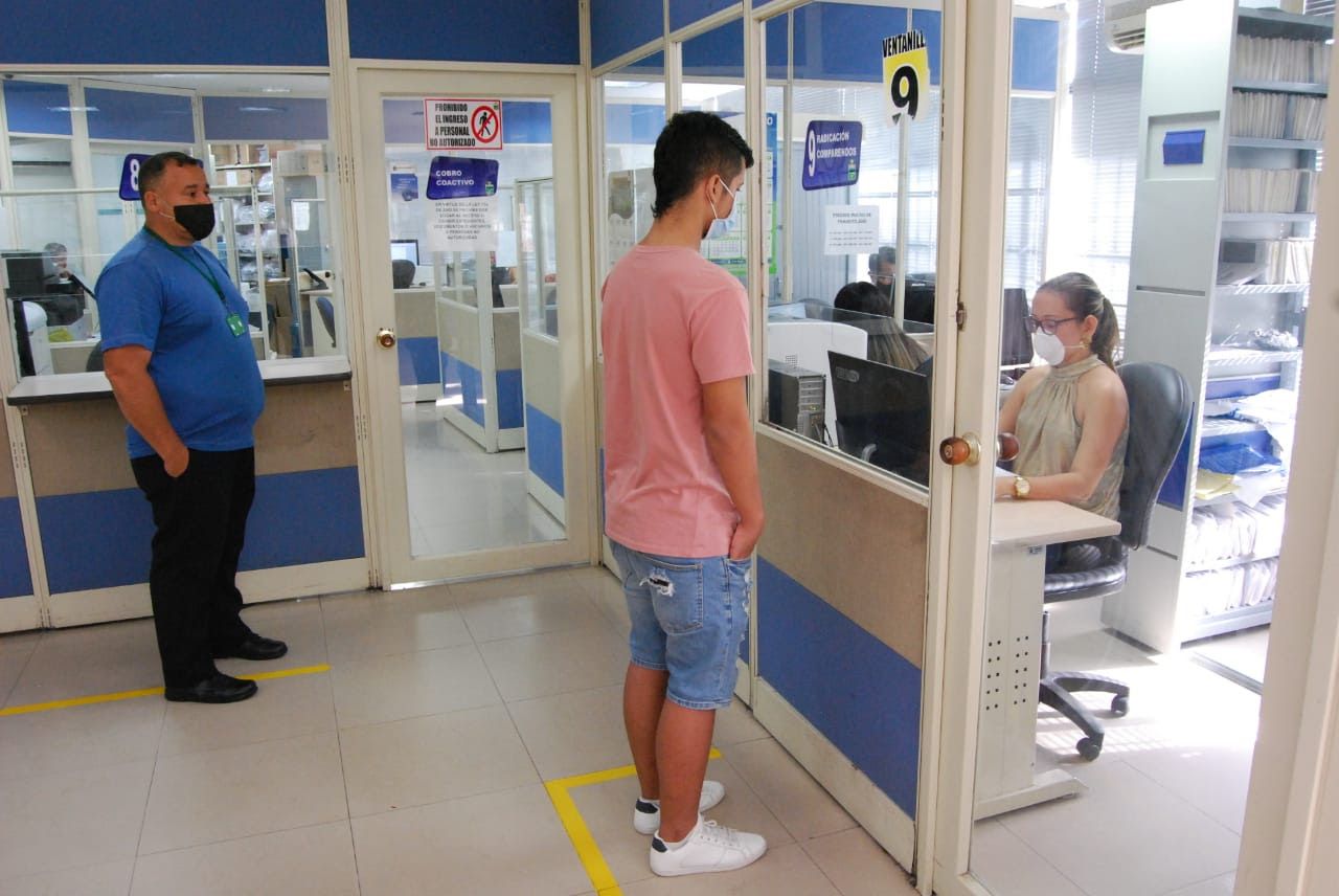 Solo de a tres personas está permitido el ingreso a la oficina de tránsito.