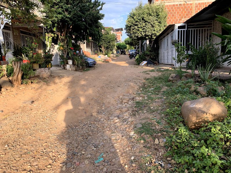 Los huecos y piedras son evidentes al transitar por la calles del sector.