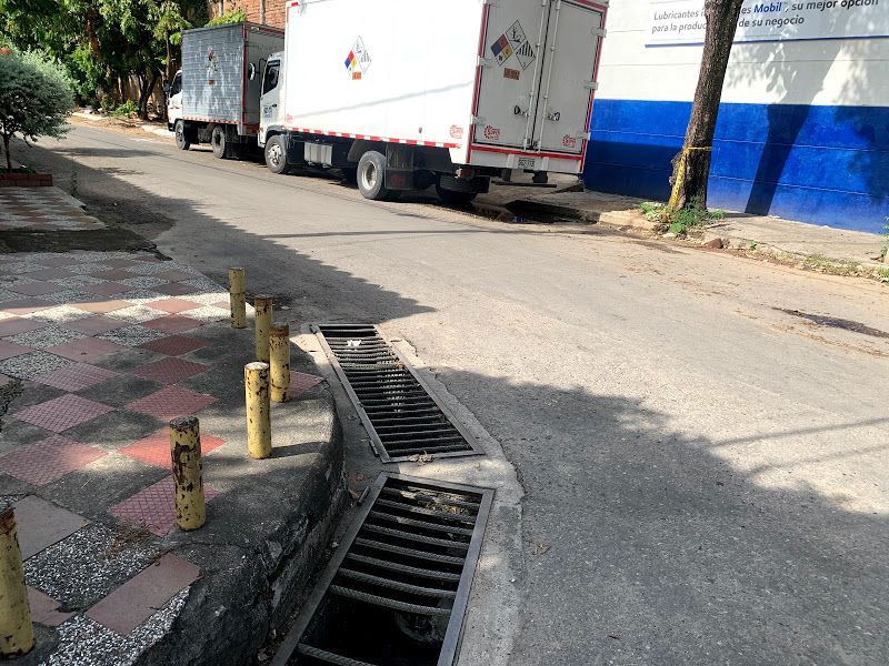 Los conductos de aguas lluvias permanecen sucios lo que hace que las calles se inunden cuando llueve.