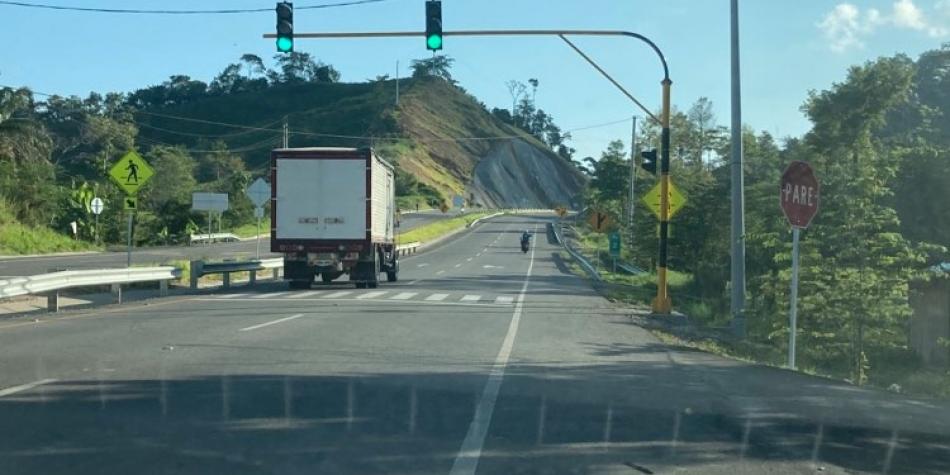 ¿Cómo la ve? Instalan semáforo innecesario en nueva autopista 4G