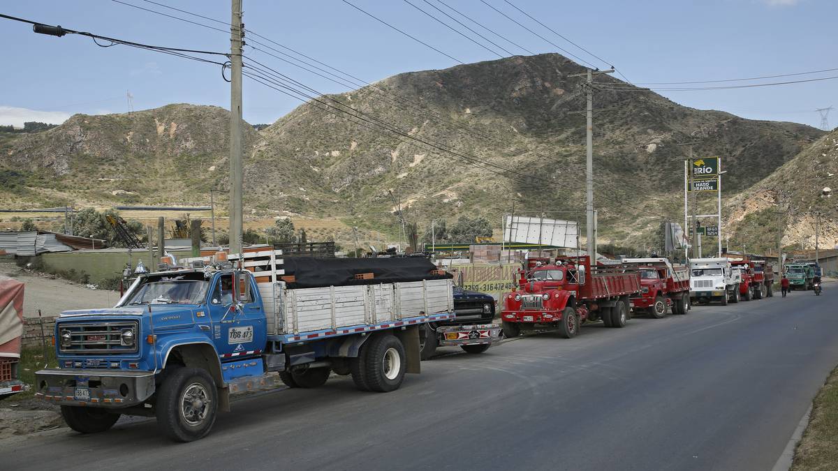 Por alza en precio de peajes, inició paro camionero