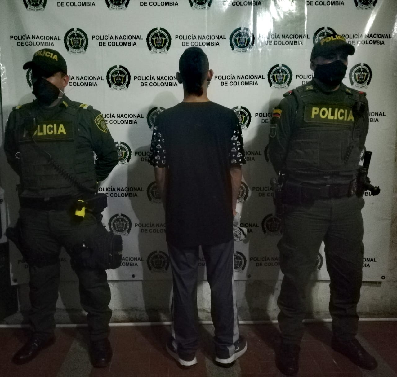 El aprehendido fue dejado a disposición de un juez de menores por el delito de lesiones personales, quien en las últimas horas, definirá su situación jurídica.