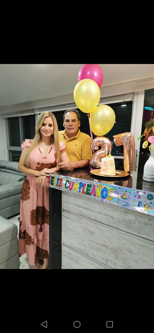 La cumpleañera junto a su progenitor.