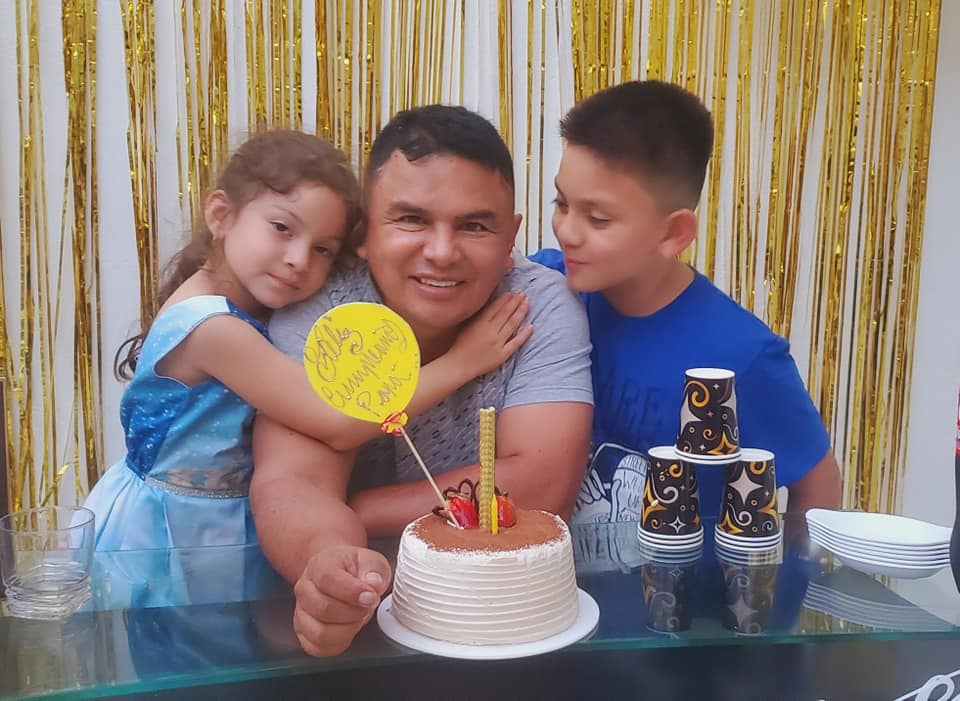 En la foto el homenajeado junto a sus dos pequeños hijos.