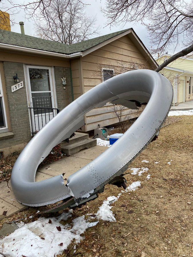 Caen partes de un avión de United Airlines en Colorado
