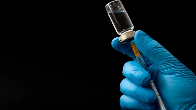 Vacuna Pfizer-BioNTech es efectiva en un 94% de casos con síntomas, según estudio masivo