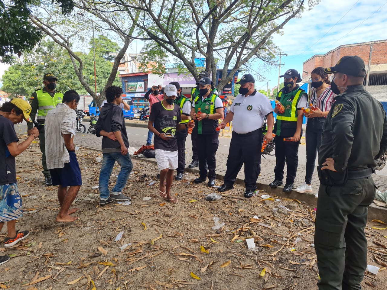 Policía Metropolitana de Neiva compartió desayunos con habitantes de calle