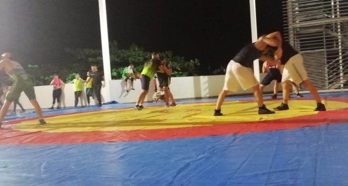 Clubes de lucha recibieron dotación deportiva