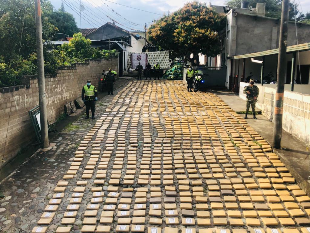 Incautan más de una tonelada de marihuana en medio de racimos de plátano