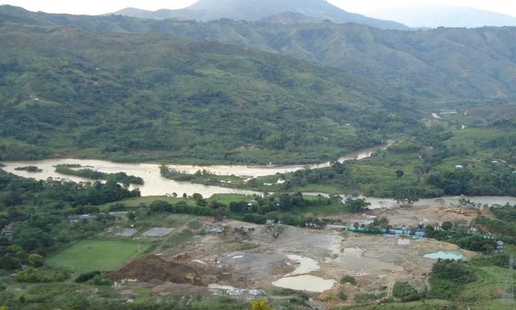 Familias encerradas por disputas de las FARC y el ELN