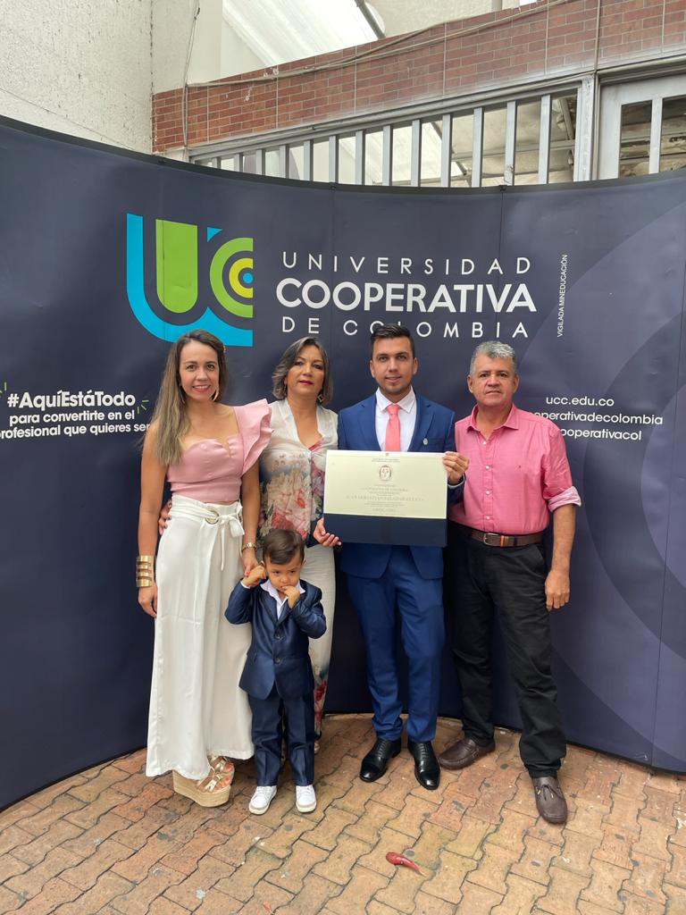 Su hermana Karen Salazar, su madre Francia Zuleta, el graduado Sebastián Salazar, su padre Usmed Salazar y su pequeño sobrino Gael.