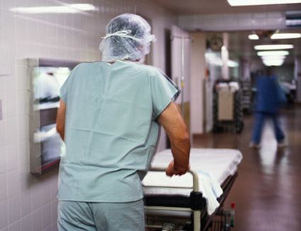 Hospitales dejaron por fuera de vacunas a celadores, camilleros y gente de aseo