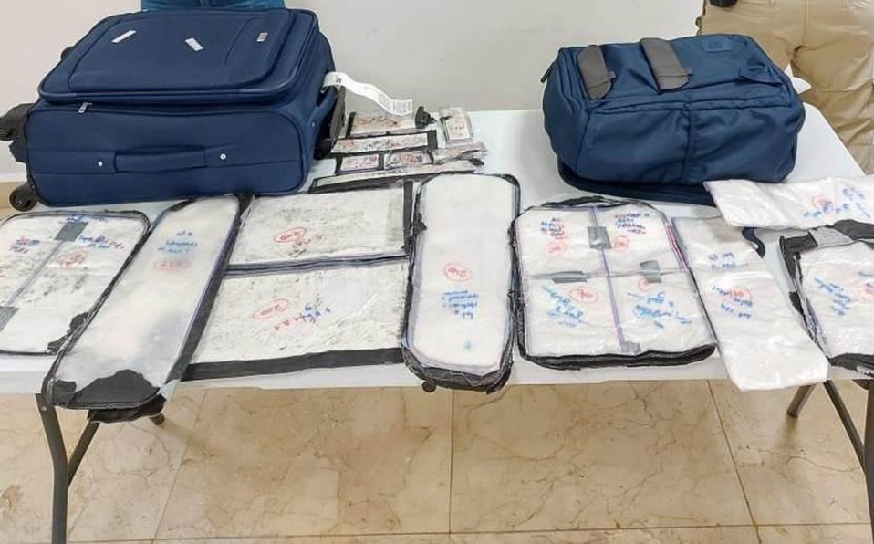 Detienen a pareja de colombianos con 35 paquetes de cocaína en aeropuerto de Cancún