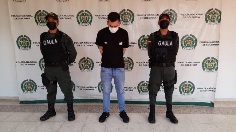 El capturado quien tiene anotaciones por los delitos de tráfico, fabricación de estupefacientes y extorsión agravada.