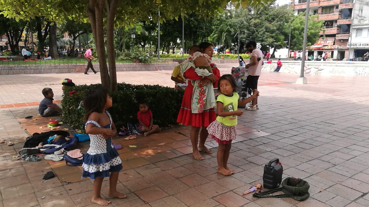 Emberás muestran su folclor, y a cambio, reciben unos pesos