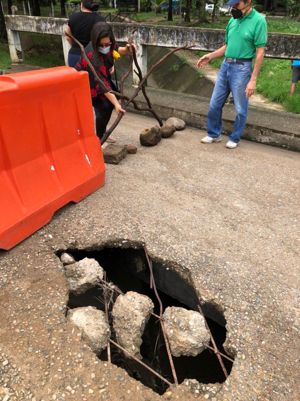 Huecos de gran tamaño pondrían en riesgo la integridad física de los neivanos.