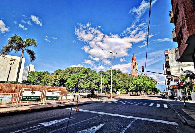 En los municipios con ocupación mayor al 80% o altos niveles de contagios los mandatarios municipales podrán regular horarios y funcionamiento de sitios públicos que generen aglomeración.